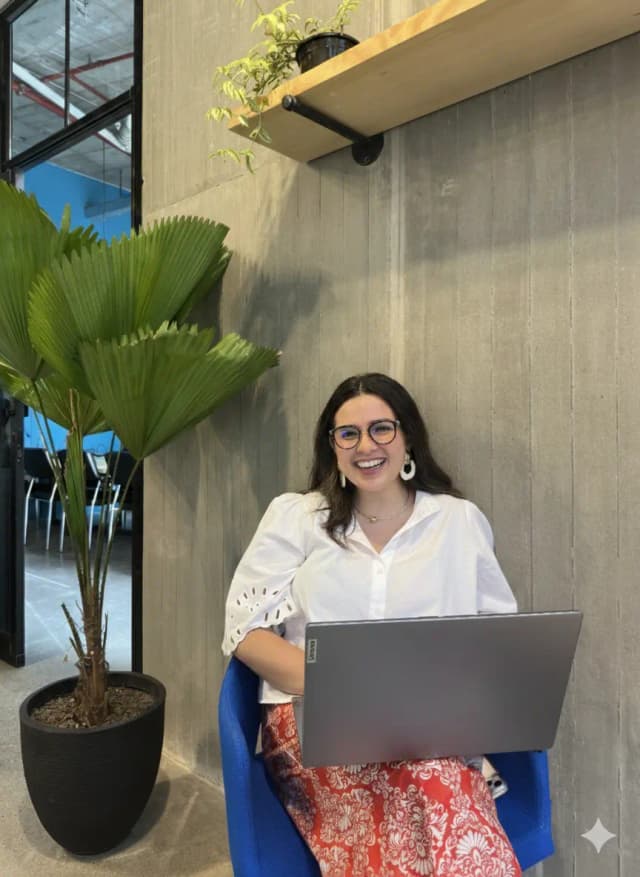 Foto de Domenica Gordillo, ponente en Build with AI Ecuador 2025