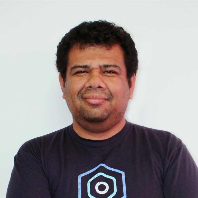 Foto de Hansy Schmitt, ponente en Build with AI Ecuador 2025